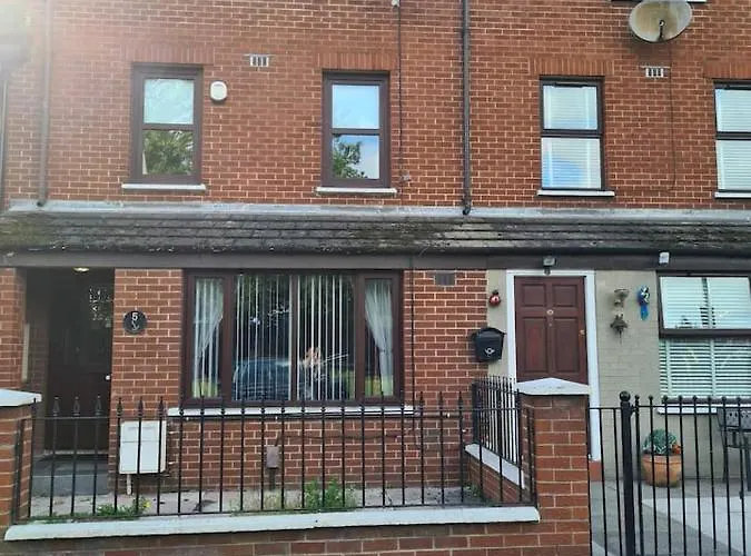 Massive 4 Bed Home Walking Distance To The City Lights, Perfect For Business Trips