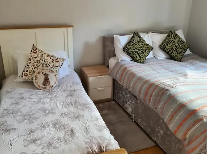 Massive 4 Bed Home Walking Distance To The City Lights, Perfect For Business Trips