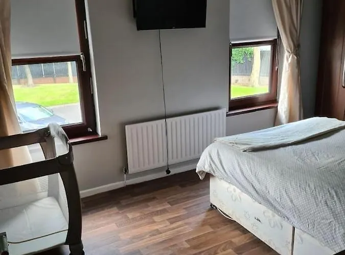 Massive 4 Bed Home Walking Distance To The City Lights, Perfect For Business Trips