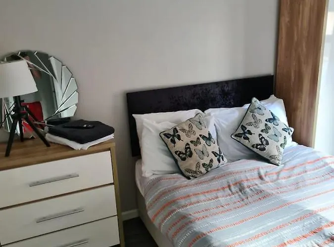 Massive 4 Bed Home Walking Distance To The City Lights, Perfect For Business Trips