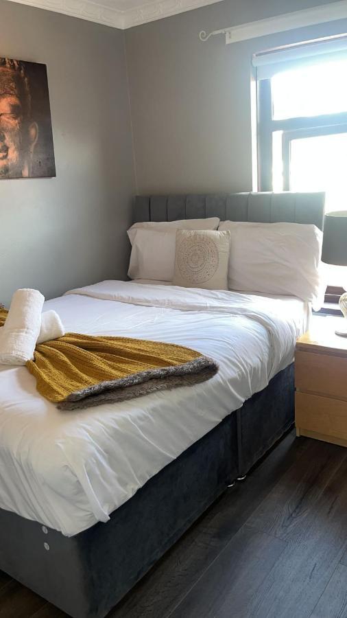 Massive 4 Bed Walking Distance To The Lights, Perfect For Business Trips Holiday home Belfast