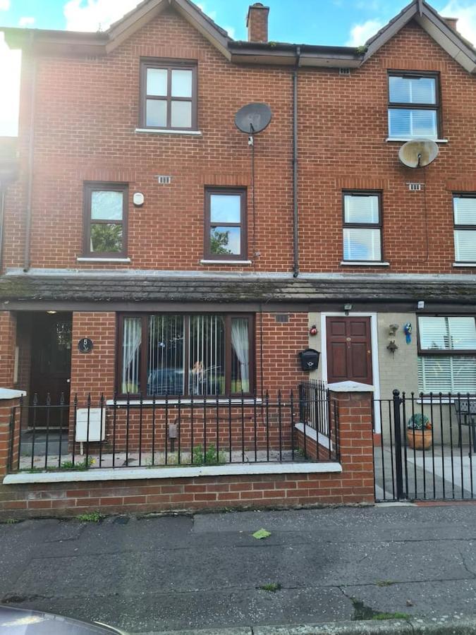 Holiday home Massive 4 Bed Walking Distance To The Lights, Perfect For Business Trips Belfast