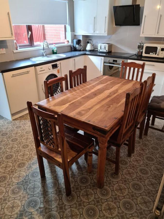 Massive 4 Bed Walking Distance To The Lights, Perfect For Business Trips Holiday home