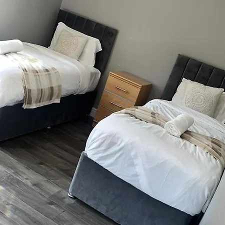 Massive 4 Bed Home Walking Distance To The City Lights, Perfect For Business Trips Belfast Exterior photo