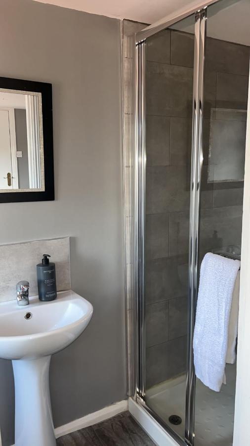 Massive 4 Bed Walking Distance To The Lights, Perfect For Business Trips Дом отдыха *