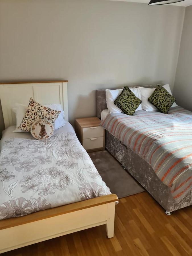 Massive 4 Bed Walking Distance To The Lights, Perfect For Business Trips Дом отдыха