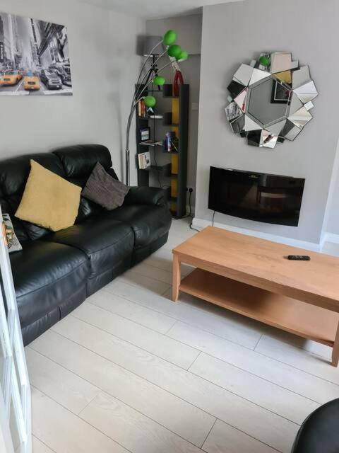 Дом отдыха Massive 4 Bed Walking Distance To The Lights, Perfect For Business Trips *