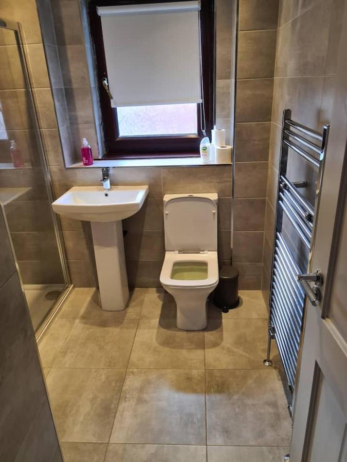 Massive 4 Bed Walking Distance To The Lights, Perfect For Business Trips Дом отдыха Белфаст